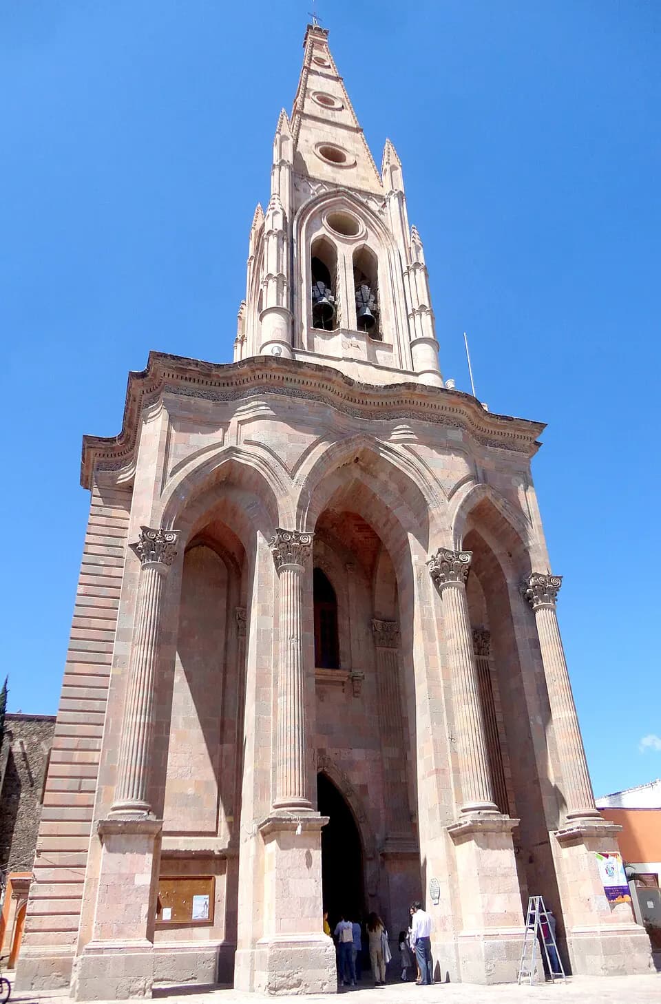La torre puntiaguda del Templo de la Saleta vista desde la terraza del hostal al amanecer