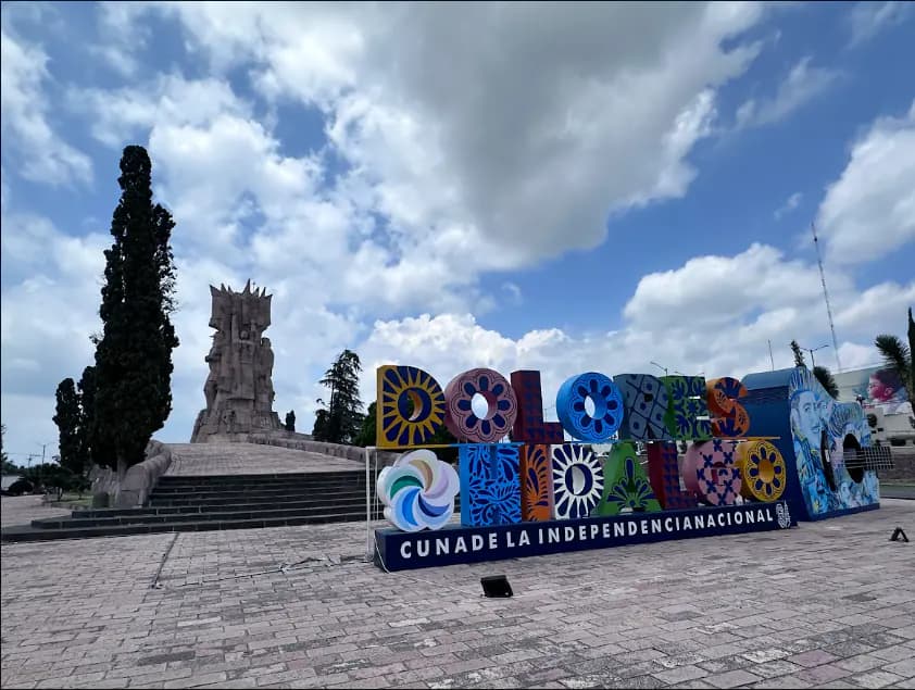 El Monumento a los Héroes de la Independencia al atardecer, cantera rosa a contraluz