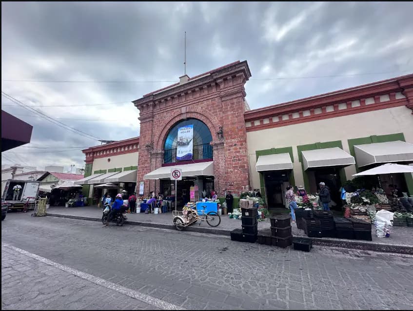 Pasillo de puestos de comida del Mercado Hidalgo a la hora del desayuno