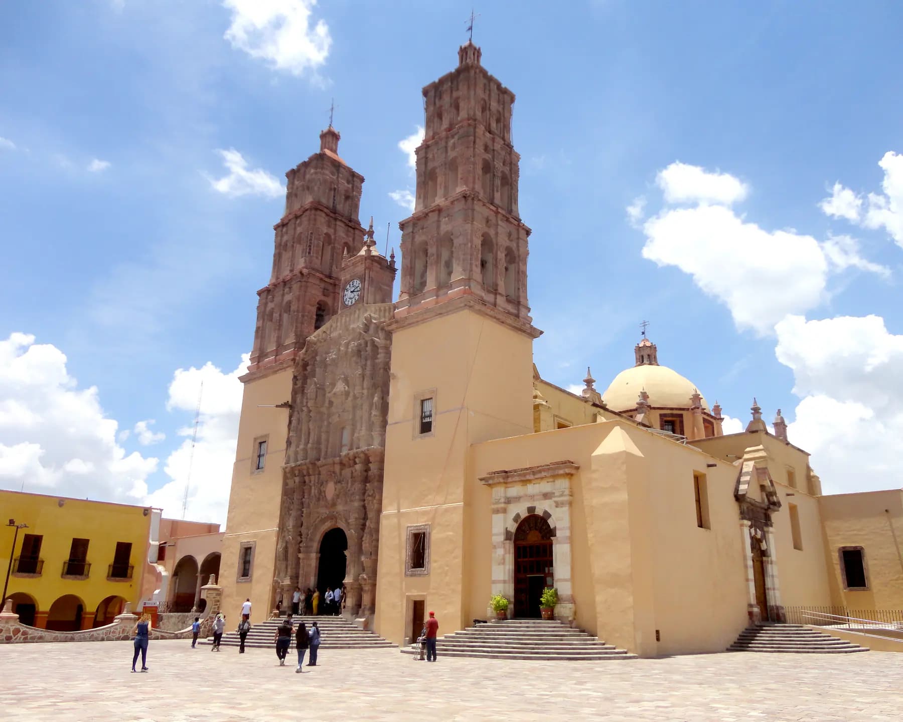 Fachada churrigueresca de cantera rosa de la Parroquia de Dolores a primera hora de la mañana
